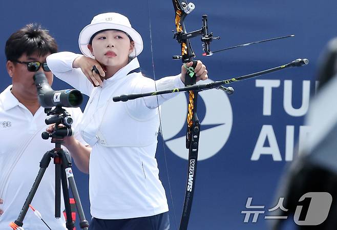 26일 경북 예천군 진호국제양궁장에서 열린 2024 현대 양궁 월드컵 2차 대회 리커브 여자 개인 4강에서 임시현이 활시위를 당기고 있다. 2024.5.26/뉴스1 ⓒ News1 이동해 기자