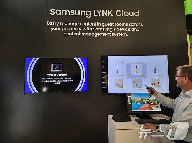 삼성전자 직원이 삼성전자의 호텔TV 전용 통합 매니지먼트 솔루션인 '링크 클라우드(LYNK Cloud)'를 체험하고 있다. (삼성전자 제공) 2024.6.25/뉴스1