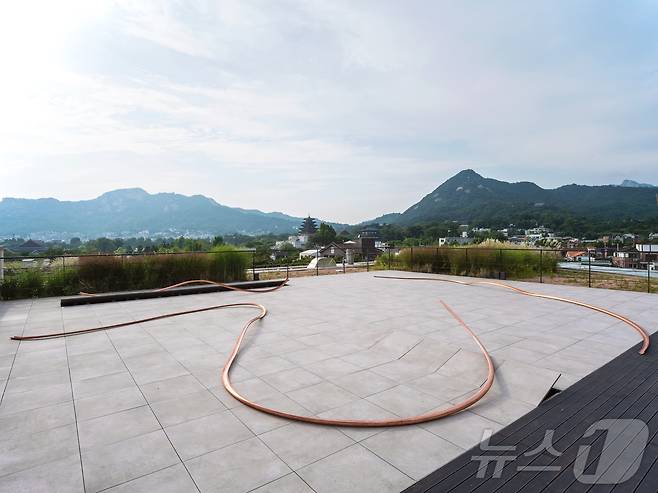 Sunbake, 2023 , Copper Pipe, Wood , 1700x1500(cm)  On display in ‘Off-Site,’ 2023, at Art Sonje Center (Rooftop), Seoul, South Korea , Courtesy of Art Sonje Center