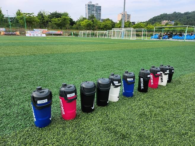 여왕기에서 사용되고 있는 개인 물병. 사진 | 여자축구연맹