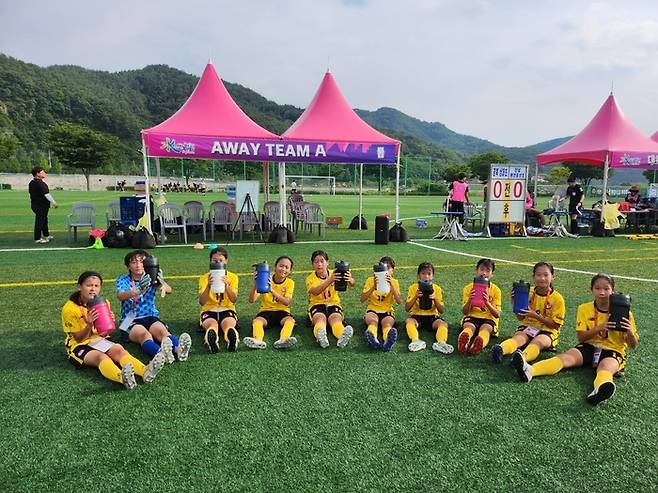 전남 광양초 선수들이 개인 텀블러를 들고 촬영하고 있다. 사진 | 한국여자축구연맹