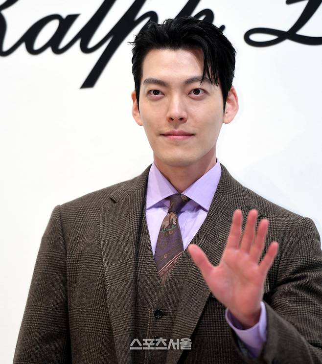 김우빈이 19일 서울옥션 강남센터에서 열린 ‘랄프로렌 스프링 2024 프레젠테이션’ 포토콜에서 포즈를 취하고 있다. 사진|스포츠서울 DB