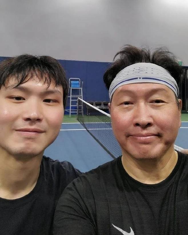 최태원 SK그룹 회장(오른쪽)과 아들 인근 씨. 최 회장은 지난 2021년 이 사진을 게재하면서 ‘테니스 부자 4시간 게임 3621kcal 연소’라고 썼다. /최 회장 인스타그램 캡처