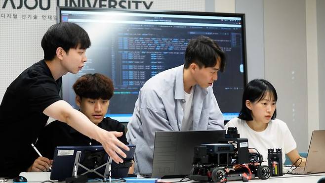 학과 전용 강의실에서 모형차로 자율주행 실습 중인 아주대 학생들. ⓒ아주대 제공