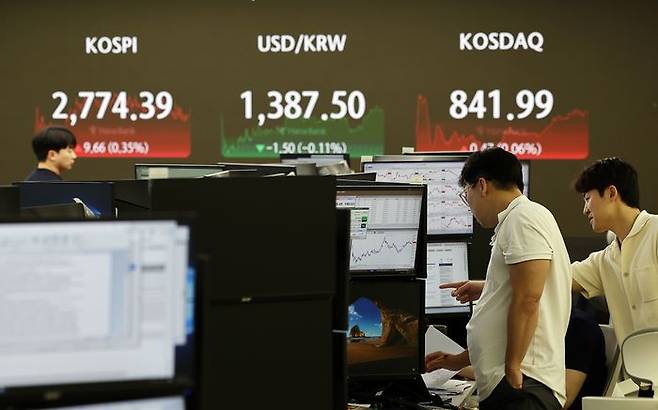 25일 오후 서울 중구 하나은행 본점 딜링룸 모습. ⓒ연합뉴스