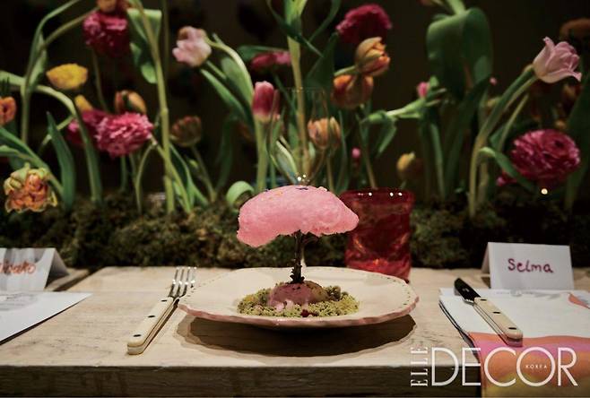 미라 미카티(Mira Mikati)x위블로(Hublot)의 협업 행사에 꽃이 만발한 만찬.