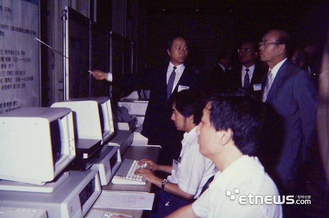 전두환 대통령이 1987년 7월 15일 열린 국가전산화확대회의에서 전산망 시설을 둘러보고 있다. 국가기록원