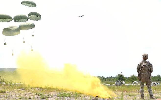 공군 C-130 수송기에서 여주DZ((Drop Zone)에 화물을 투하하고 있다. 사진=합동참보본부 제공