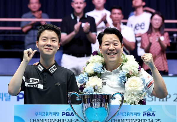 강동궁(오른쪽)이 24일 경기도 고양 킨텍스 PBA 스타디움에서 열린 우리금융캐피탈 챔피언십에서 우승한 뒤 준우승한 김영원과 포즈를 취하고 있다. PBA 제공