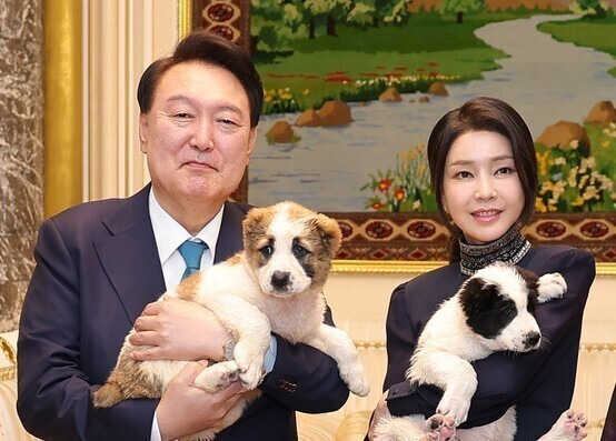 윤석열 대통령과 김건희 여사가 지난 10일(현지시각) 투르크메니스탄 아시가바트 한 호텔에서 열린 국빈만찬에서 투르크메니스탄 국견인 알라바이를 안고 기념촬영을 하고 있다. 대통령실 제공