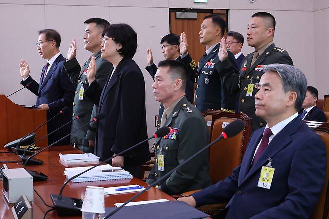 지난 21일 열린 ‘채 상병 특검법’ 입법청문회에서 핵심 증인인 이종섭 전 국방부 장관과 임성근 전 해병대 1사단장이 증인선서를 거부한 채 자리에 앉아 있다. 앞줄 왼쪽부터 박성재 법무부 장관, 박정훈 전 해병대 수사단장, 유재은 국방부 법무관리관, 임성근 전 해병대 1사단장, 이종섭 전 국방부 장관. 연합뉴스