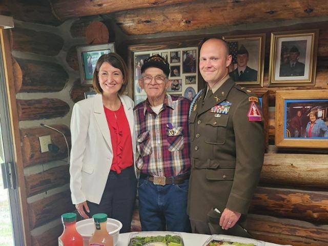 한국전쟁 참전용사 도널드 도너(가운데) 상병이 캐시 맥모리스 로저스(왼쪽) 미 공화당 하원의원으로부터 '퍼플하트' 훈장을 전달받은 뒤 기념촬영을 하고 있다. 로저스 의원실 제공