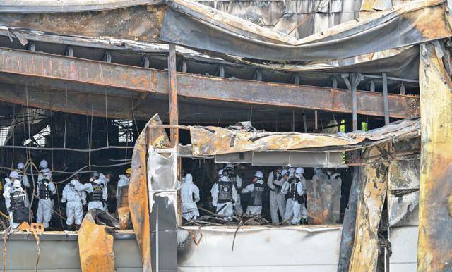 25일 오전 경기 화성시 서신면 리튬전지 공장 화재 현장에서 경찰과 소방, 국립과학수사연구원 등 유관기관 관계자들이 합동 감식을 하고 있다. 화성=최주연 기자