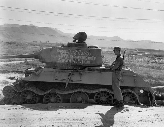 대전 전투 때 미군에 파괴된 북한군 T-34 전차. '7월 20일 딘 사단장이 공격을 지휘했다'는 내용이 페인트로 적혔다. 미 육군