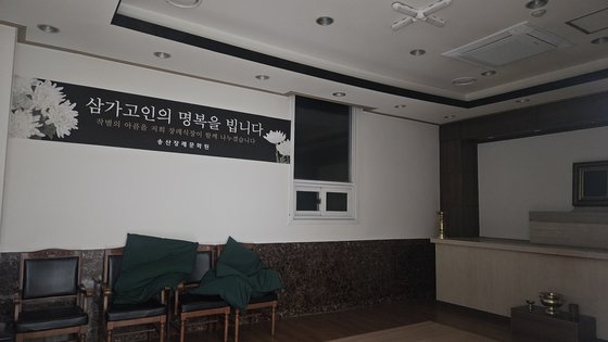 지난 24일 경기 화성에서 발생한 일차전지 제조 업체 화재 사고로 23명의 사망자가 발생한 가운데 이중 6명이 안치된 화성 소재 송산장례문화원에서 빈소가 차려지지 못한 채 비어 있다. 최서인 기자