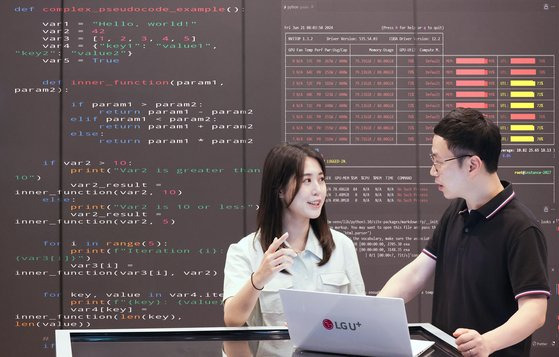 LG유플러스가 자체 개발 생성 AI ‘익시젠(ixi-GEN)’을 25일 출시했다. LG유플러스 직원들이 익시젠 기술을 테스트하는 모습. 사진 LG유플러스
