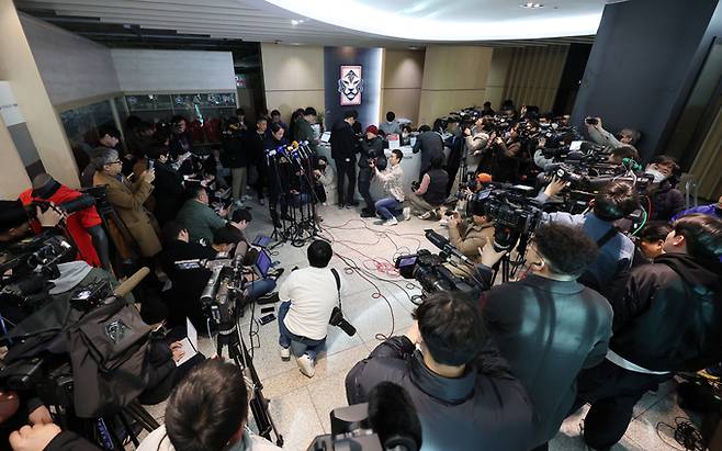 지난 2월 대한축구협회가 위르겐 클린스만 당시 축구대표팀 감독 거취를 논의하는 회의를 가진 뒤 연 언론 브리핑을 기자들이 취재하고 있다. 이렇게 특정 이슈나 국민적 관심이 큰 사안에는 기자들이 몰리지만 일반 스포츠 경기, 심지어 국가대표팀 A매치 경기에서도 예전만큼 취재기자들을 볼 수 없어졌다. /뉴시스