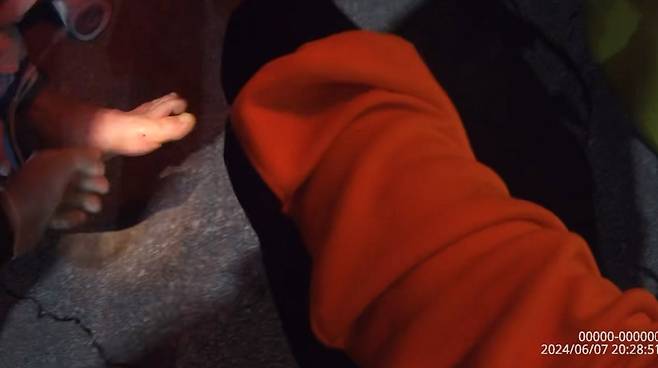 지난 7일, 충북 음성에서 119 구급대원이 뱀에 물린 남성의 발을 확인하고 있다.