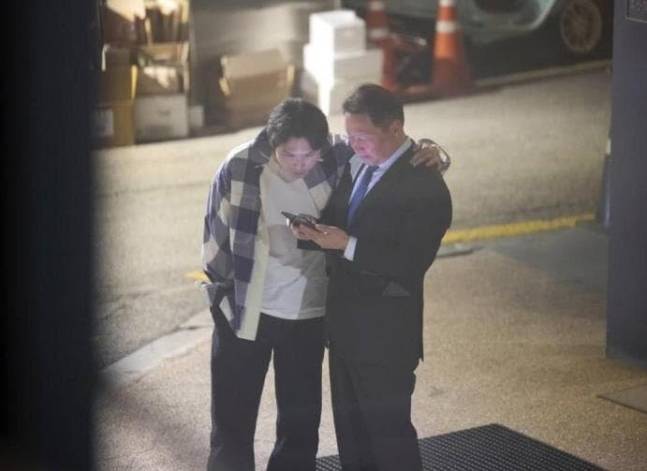 최태원 SK그룹 회장과 아들 인근씨. 디시인사이드 캡처