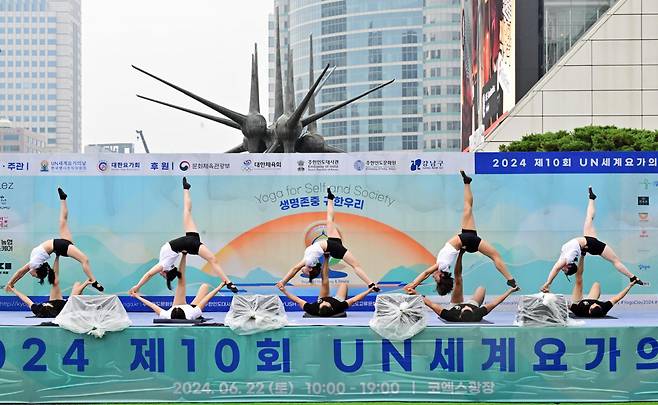 Attendees practice Yoga at International Day of Yoga organized by Indian Embassy in Seoul in Gangnam-gu, Seoul on Saturday.(Indian Embassy in Seoul)