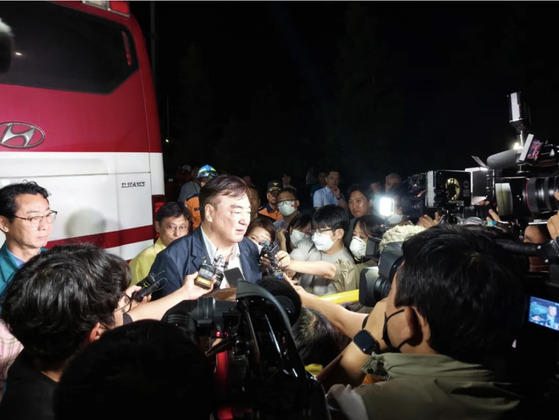 Chinese Ambassador to South Korea Xing Haiming is interviewed by the media at the site of the lithium battery plant fire in Hwaseong, Gyeonggi Province, on Monday. [EMBASSY OF THE PEOPLE'S REPUBLIC OF CHINA IN SOUTH KOREA]