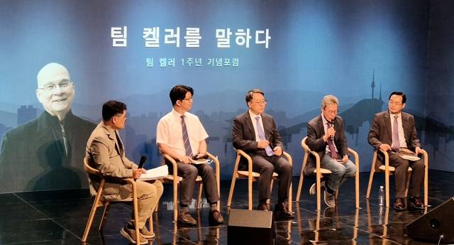 지난 18일 복음과도시가 주최한 ‘팀 켈러 1주기 기념 포럼’에서 박태양 안성용 길성운 정갑신 목사, 박현신 교수(왼쪽부터)가 대화하고 있다.    두란노서원 제공