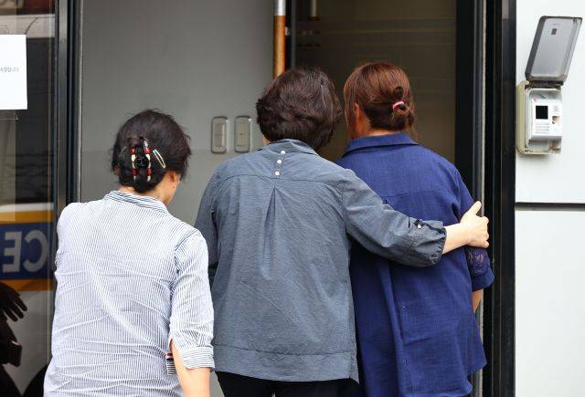 25일 경기 화성시 서신면 리튬전지 제조공장 화재 현장에 유가족들이 도착하고 있다. 사진공동취재