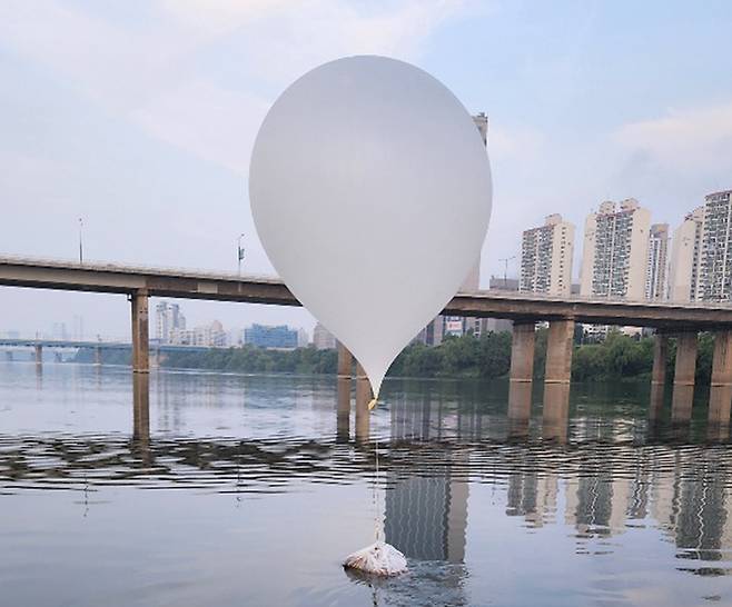 지난 19일, 잠실대교 인근서 발견된 대남 풍선 (출처 : 연합뉴스)