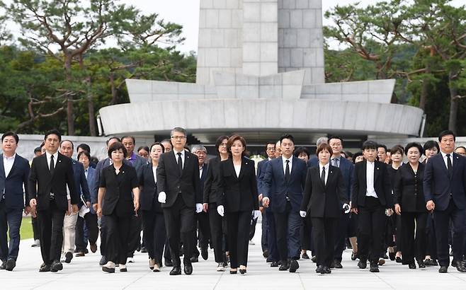 나경원 국민의힘 의원이 25일 동작구 국립서울현충원을 참배하고 있다. [사진 출처 = 나 의원 사회관계망서비스(SNS)]