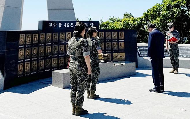 원 구성 협상과 관련해 책임을 지겠다며 사의를 표명한 국민의힘 추경호 원내대표가 한국전쟁 74주년을 맞은 25일 인천 옹진군 백령도 천안함 46용사 위령탑을 참배하고 있다. [사진 = 국민의힘]