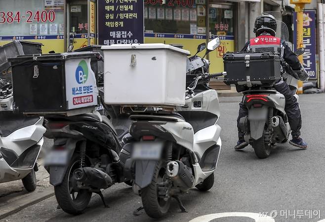 [서울=뉴시스] 정병혁 기자 = 3일 서울시내 한 주택가에 음식배달 종사자들이 배달을 위해 오토바이를 타고 이동하고 있다.