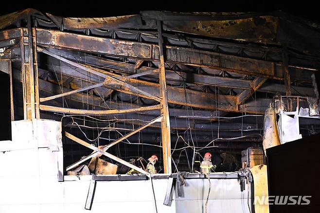 [화성=뉴시스] 김종택 기자 = 24일 경기 화성시 서신면 소재 일차전지 제조업체 아리셀 공장 화재 현장에서 소방대원들이 현장 수습 및 실종자 수색을 하고 있다. 2024.06.24.  jtk@newsis.com