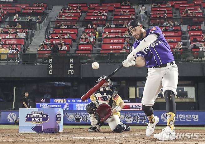 [부산=뉴시스] 김근수 기자 = 지난 2023년 7월14일 오후 부산 동래구 사직야구장에서 열린 2023 KBO 올스타 홈런레이스에서 LG 트윈스 오스틴이 홈런을 치고 있다.  2023.07.14. ks@newsis.com