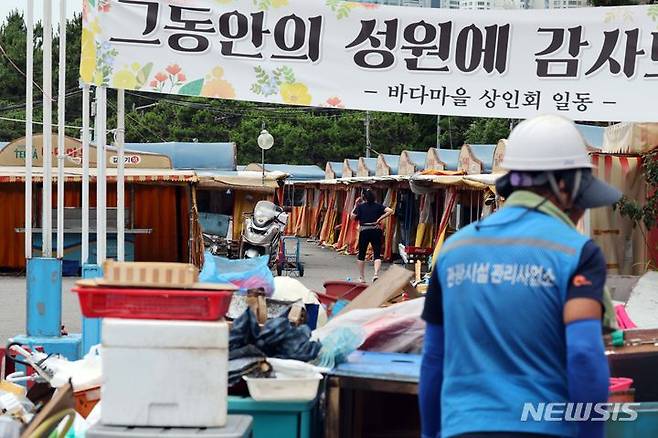 [부산=뉴시스] 하경민 기자 = 1960년대 초부터 영업을 한 부산 해운대 바다마을 포장마차촌이 추억 속으로 사라졌다.  25일 해운대구청 관계자들이 중장비를 동원해 포장마차촌을 철거하고 있다.  이 포장마차촌은 시유지 무단점용과 무신고 영업행위 등 논란이 끊이지 않았고, 해운대구는 2021년 상인들과 2년6개월의 유예기간을 거쳐 올 1월31일 자진 철거하기로 합의하고 이날 최종 철거에 나섰다. 2024.06.25. yulnetphoto@newsis.com