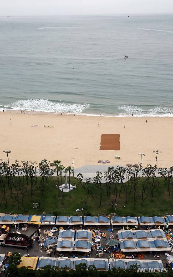 [부산=뉴시스] 하경민 기자 = 1960년대 초부터 영업을 한 부산 해운대 바다마을 포장마차촌이 추억 속으로 사라졌다.  25일 해운대구청 관계자들이 중장비를 동원해 포장마차촌을 철거하고 있다.  이 포장마차촌은 시유지 무단점용과 무신고 영업행위 등 논란이 끊이지 않았고, 해운대구는 2021년 상인들과 2년6개월의 유예기간을 거쳐 올 1월31일 자진 철거하기로 합의하고 이날 최종 철거에 나섰다. 2024.06.25. yulnetphoto@newsis.com