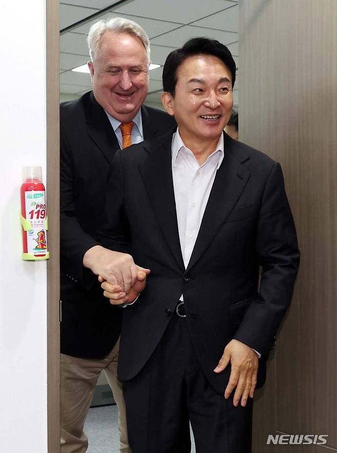 [서울=뉴시스] 조성봉 기자= 국민의힘 당 대표 출마를 선언한 원희룡 전 국토교통부 장관이 24일 오후 서울 여의도 의원회관에서 인요한 의원과 ‘당대표, 최고위원 출마’ 관련 면담을 나누기 위해 집무실로 들어서고 있다. 2024.06.24. suncho21@newsis.com