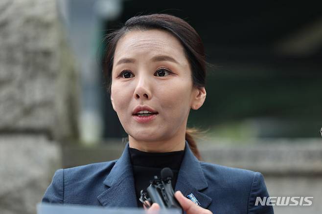 [서울=뉴시스] 추상철 기자 = 이정섭 검사 비위 의혹을 제기한 강미정 조국혁신당 대변인이 8일 오후 서울 종로구 헌법재판소 앞에서 '이정섭 검사 탄핵사건 변론기일' 관련 기자회견을 하고 있다. (공동취재) 2024.05.08. photo@newsis.com