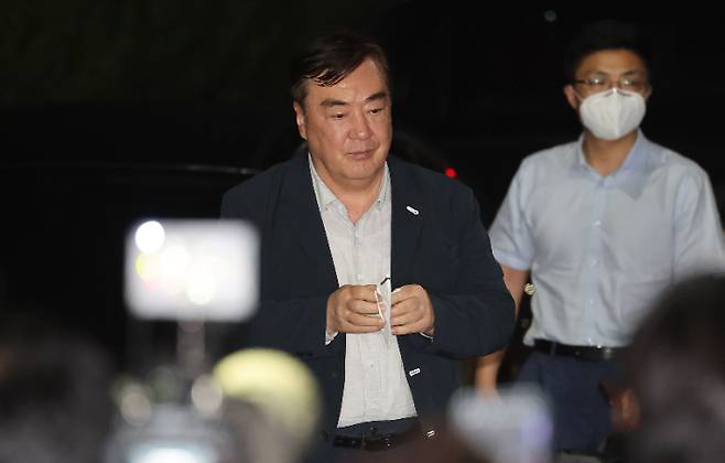 싱하이밍 주한중국대사가 24일 오후 경기도 화성시 서신면 소재 리튬전지 공장 화재 현장을 방문하고 있다. 연합뉴스