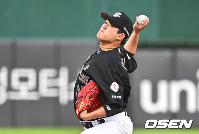 [OSEN=부산, 이석우 기자] 25일 부산 사직야구장에서 2024 신한 SOL 뱅크 KBO 리그 롯데 자이언츠와 KIA 타이거즈의 경기가 열렸다. 홈팀 롯데는 나균안이 선발 출전하고 KIA는 네일이 선발 출전했다.롯데 자이언츠 선발 투수 나균안이 역투하고 있다. 2024.06.25 / foto0307@osen.co.kr