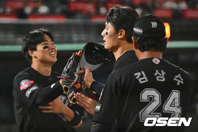 [OSEN=부산, 이석우 기자] 25일 부산 사직야구장에서 2024 신한 SOL 뱅크 KBO 리그 롯데 자이언츠와 KIA 타이거즈의 경기가 열렸다. 홈팀 롯데는 나균안이 선발 출전하고 KIA는 네일이 선발 출전했다.롯데 자이언츠 우익수 윤동희가 8회초 2사 1,3루 KIA 타이거즈 김도영의 안타성 타구를 잡아내고 동료들과 하이파이브를 하고 있다. 2024.06.25 / foto0307@osen.co.kr