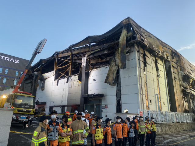 24일 화재로 22명이 숨진 경기도 화성시 전곡산업단지 소재 리튬 배터리 공장 앞에서 소방 구조대원들이 현장 통제를 위해 줄지어 서 있다. 사진(화성)=이승령 기자