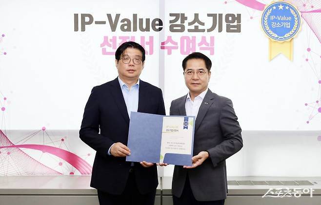 기술보증기금이 ㈜심시스글로벌을 ‘IP-Value 강소기업’으로 선정한 가운데 관계자들이 기념촬영을 하고 있다. (사진제공=기술보증기금)