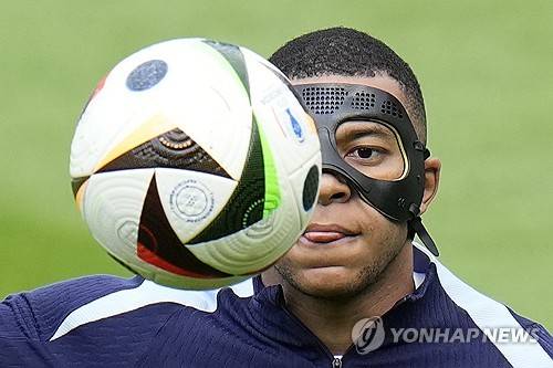 스페인 매체 AS에 따르면 레알 마드리드는 킬리안 음바페가 코뼈가 골절됐지만 부상 정도가 심각하지 않은 것으로 예상해 안도한 상태이다. 레알은 시즌 종료 후 PSG를 떠난 세계적인 스타 음바페와 5년 계약을 체결했다. 연합뉴스