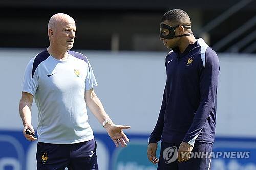 스페인 매체 AS에 따르면 레알 마드리드는 킬리안 음바페가 코뼈가 골절됐지만 부상 정도가 심각하지 않은 것으로 예상해 안도한 상태이다. 레알은 시즌 종료 후 PSG를 떠난 세계적인 스타 음바페와 5년 계약을 체결했다. 연합뉴스