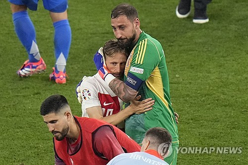 크로아티아가 25일 독일 라이프치히 경기장에서 열린 2024 유럽축구연맹(UEFA) 유럽축구선수권대회(유로 2024) 조별리그 B조 최종전에서 이탈리아와 1-1로 비겨 16강 진출 실패 위기에 몰렸다. 크로아티아 39살 간판 스타 루카 모드리치도 마지막 메이저대회에서 조기 퇴출 위기에 몰렸다. 모드리치는 월드컵에선 준우승, 3위를 한 번씩 차지했으나 유로 대회에선 준준결승 진출 기록도 없다. 연합뉴스