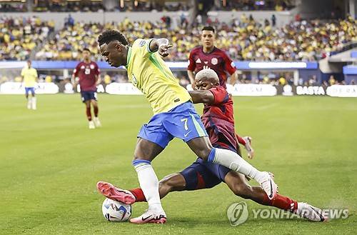 지난해 2026 북중미 월드컵 남미예선 3~6차전에서 1무 3패로 부진해 망신을 당했던 브라질이 2022 카타르 월드컵 뒤 처음 열린 코파 아메리카 첫 경기에서 한 수 아래로 여겨진 북중미 코스타리카와 0-0으로 비겼다. 브라질은 슈팅 19개를 퍼붓고도 유효슈팅 3개에 그치는 등 골결정력 빈약으로 또 한 번 망신을 당했다. 연합뉴스