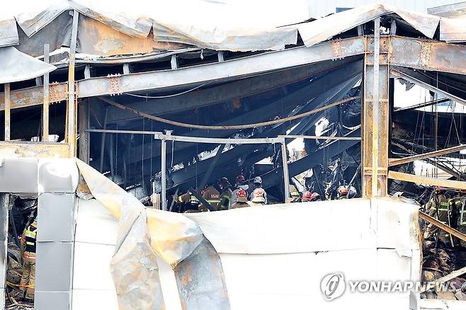 화성 리튬전지 공장 화재 합동 감식 (화성=연합뉴스) 홍기원 기자 = 25일 오전 경기도 화성시 서신면 리튬전지 공장 화재 현장에서 경찰과 소방, 국립과학수사연구원 등 관계자들이 화재 원인을 찾기 위한 합동 감식을 하고 있다. 2024.6.25 [공동취재] xanadu@yna.co.kr