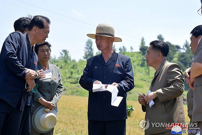 북한 김덕훈 총리, 황해북도 농업부문 시찰 (평양 조선중앙통신=연합뉴스) 김덕훈 북한 내각총리가 서흥군 가창 농장을 비롯한 황해북도의 농업부문을 현지에서 요해(파악) 했다고 조선중앙통신이 17일 보도했다. 2024.6.17 
    [국내에서만 사용가능. 재배포 금지. For Use Only in the Republic of Korea. No Redistribution] nkphoto@yna.co.kr