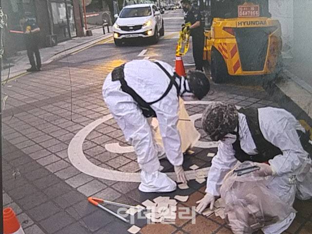 군 관계자들이 지난 24일 밤 서울 성북구 석관동에 낙하된 북한 살포 오염물을 처리하고 있다. (사진=합참)
