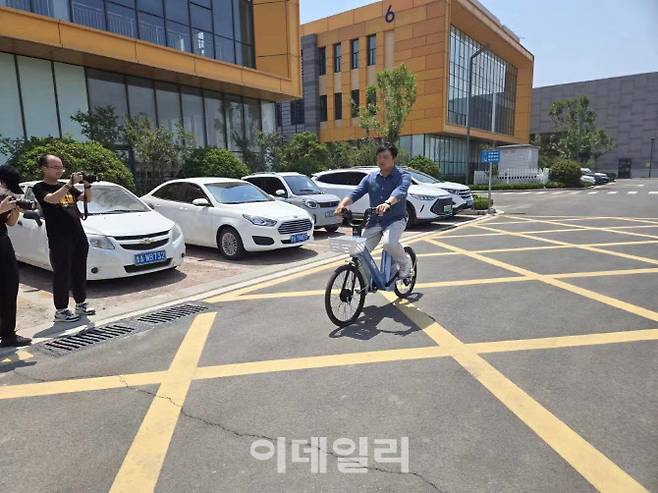 중국 지난시 지난녹색동력수소에너지과학기술유한회사에서 기자가 수소자전거를 체험하고 있다. (사진=이데일리 이명철 특파원)